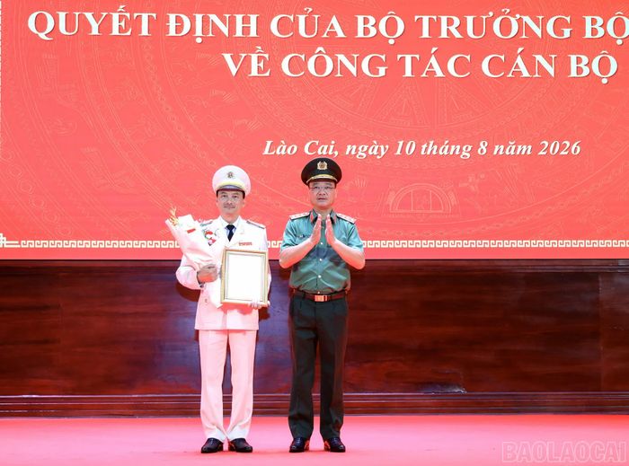 Thừa ủy quyền của Bộ trưởng Bộ Công an, Thượng tướng Phạm Thế Tùng - Thứ trưởng Bộ Công an trao quyết định cho Đại tá Trịnh Khắc Cường - Tân Giám đốc Công an tỉnh Lào Cai.