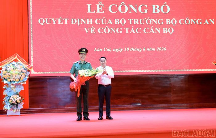 Chủ tịch UBND tỉnh Nguyễn Tuấn Anh tặng hoa chúc mừng Thiếu tướng Cao Minh Huyền - Tân Cục trưởng Cục Quản lý xuất nhập cảnh.
