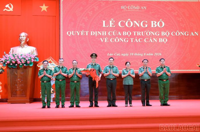 Ban Giám đốc Công an tỉnh tặng hoa chúc mừng Thiếu tướng Cao Minh Huyền - Tân Cục trưởng Cục Quản lý xuất nhập cảnh.