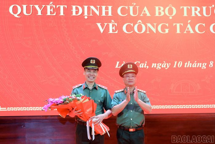 Thượng tướng Phạm Thế Tùng - Thứ trưởng Bộ Công an tặng hoa chúc mừng Thiếu tướng Cao Minh Huyền - Tân Cục trưởng Cục Quản lý xuất nhập cảnh.