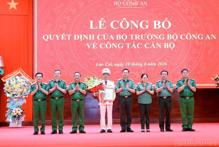 Ban Giám đốc Công an tỉnh tặng hoa chúc mừng Đại tá Trịnh Khắc Cường - Tân Giám đốc Công an tỉnh Lào Cai.