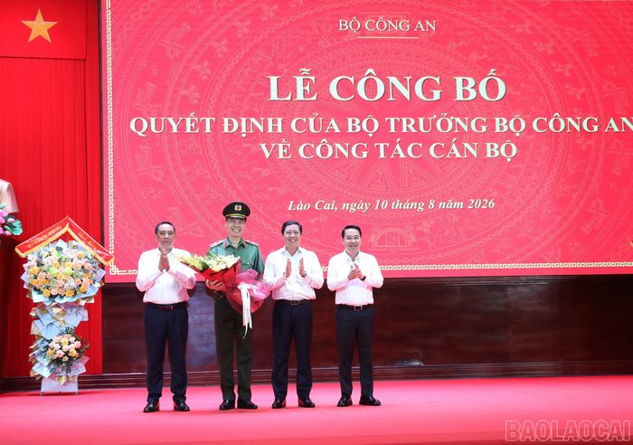 Đồng chí Dương Quốc Huy - Bí thư Tỉnh ủy và các đồng chí lãnh đạo tỉnh tặng hoa chúc mừng Thiếu tướng Cao Minh Huyền - Tân Cục trưởng Cục Quản lý xuất nhập cảnh.