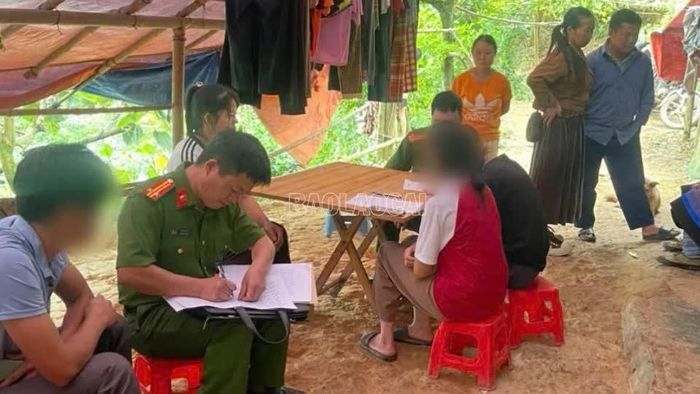 Sau khi được tuyên truyền, gia đình đã đồng thuận kí cam kết chấp hành nghiêm các quy định của pháp luật về hôn nhân và gia đình.