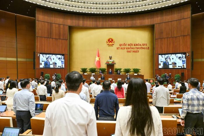 Quốc hội dành phút mặc niệm Chủ tịch Quốc hội Lào Saysomphone Phomvihane.