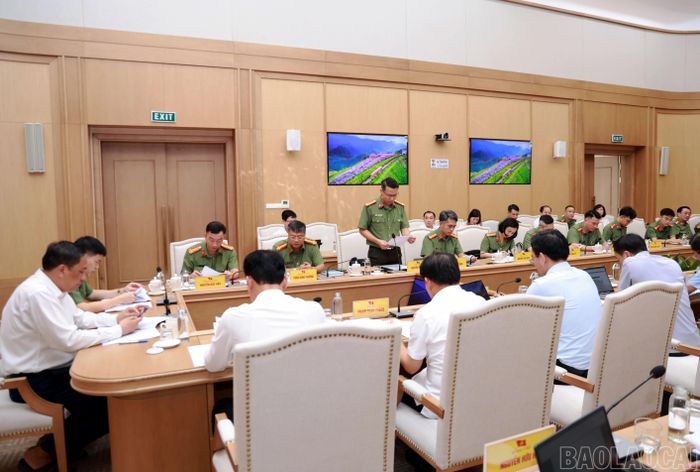 Đại diện Bộ Công an phổ biến nội dung đợt kiểm tra.