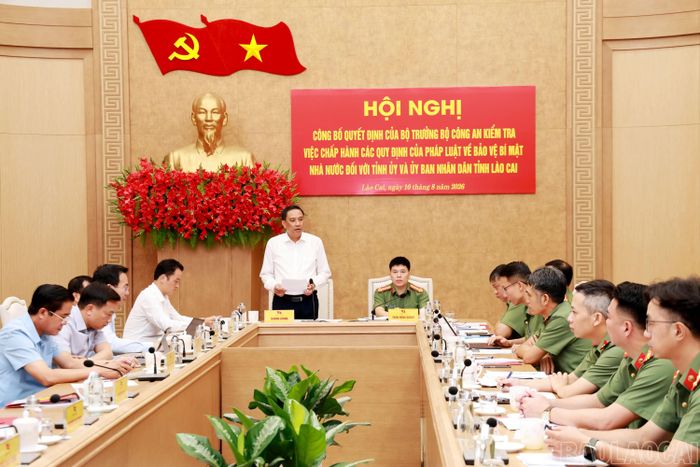 Đồng chí Hoàng Giang - Phó Bí thư Thường trực Tỉnh ủy, Chủ tịch HĐND tỉnh phát biểu tại hội nghị.