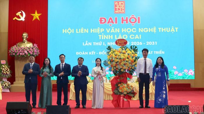 Lãnh đạo tỉnh Lào Cai tặng hoa chúc mừng đại hội.