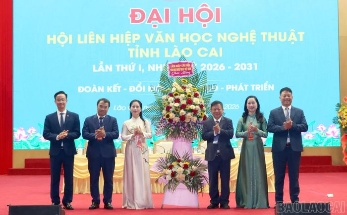 Phó Giáo sư, Tiến sĩ, Nhạc sĩ Đỗ Hồng Quân - Phó Chủ tịch Ủy ban Trung ương MTTQ Việt Nam, Chủ tịch Liên hiệp các Hội văn học nghệ thuật Việt Nam tặng hoa chúc mừng đại hội.