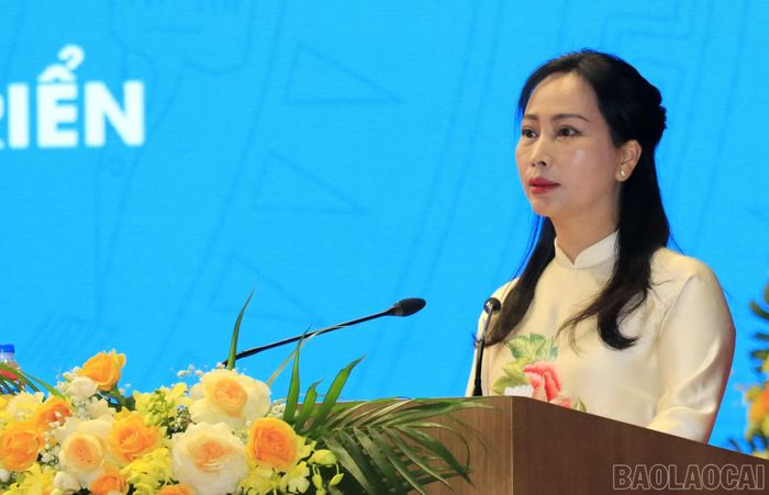 Lãnh đạo Hội Liên hiệp Văn học nghệ thuật tỉnh phát biểu tại đại hội.