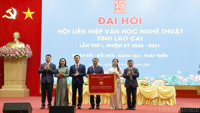 Lãnh đạo Liên hiệp các Hội Văn học Nghệ thuật Việt Nam tặng Cờ thi đua cho tập thể Hội Liên hiệp Văn học Nghệ thuật tỉnh Lào Cai là đơn vị hoàn thành xuất sắc nhiệm vụ giai đoạn 2020 - 2025.