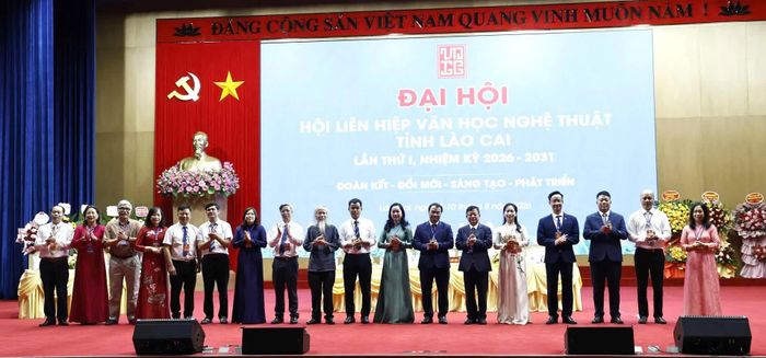 Ban Chấp hành Liên hiệp Hội Văn học nghệ thuật tỉnh Lào Cai khoá I, nhiệm kỳ 2026 - 2031 ra mắt đại hội.
