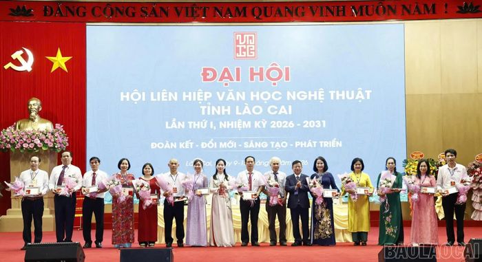 Lãnh đạo Liên hiệp các Hội Văn học Nghệ thuật Việt Nam tặng Kỷ niệm chương Vì sự nghiệp Văn học Nghệ thuật Việt Nam cho 21 cán bộ, hội viên Hội Liên hiệp Văn học nghệ thuật tỉnh Lào Cai.