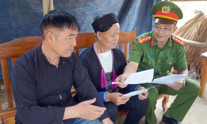 Lực lượng công an xã phối hợp với người có uy tín, già làng, trưởng bản, đoàn thể và gia đình tạo thế trận phòng, chống ma túy từ cơ sở.