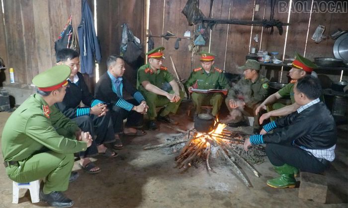 Lực lượng công an các xã, phường phối hợp với bí thư chi bộ, trưởng thôn và người có uy tín "đến từng nhà, gặp từng người, nắm từng hoàn cảnh” để tuyên truyền phòng, chống ma túy.