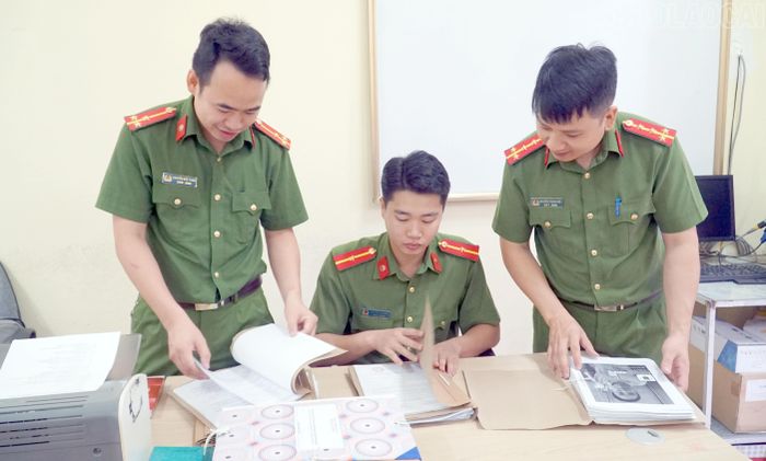 Công an xã Văn Bàn rà soát, phân loại hồ sơ trước khi gặp gia đình, gặp người nghiện.
