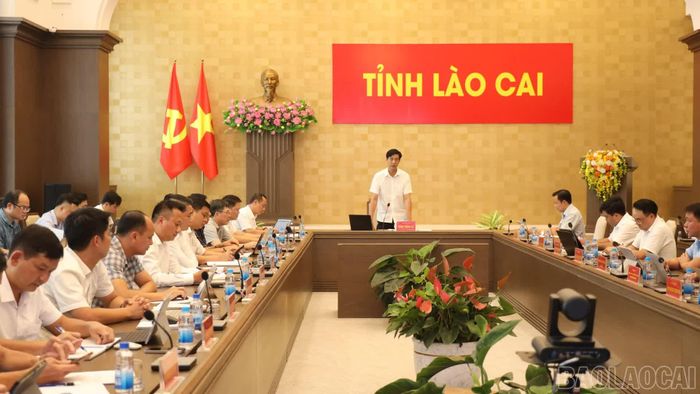 Đồng chí Phan Trung Bá - Phó Chủ tịch UBND tỉnh chủ trì hội nghị.