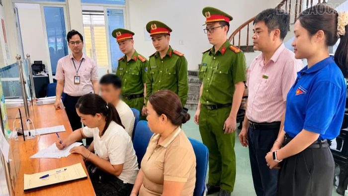 Công an xã Văn Bàn kết nối với Ngân hàng Chính sách xã hội cho anh H.T.N. vay vốn đầu tư phát triển kinh tế.