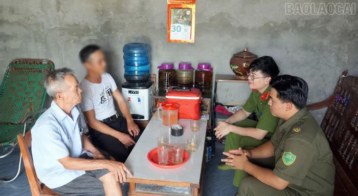 Công an xã Châu Quế thăm gia đình anh N.Q.P. ở thôn Ngòi Lẫu.