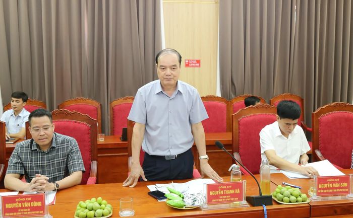 Đại diện Công ty TNHH Một thành viên Apatit Việt Nam phối hợp với địa phương trong quá trình kiểm đếm, giải phóng mặt bằng.