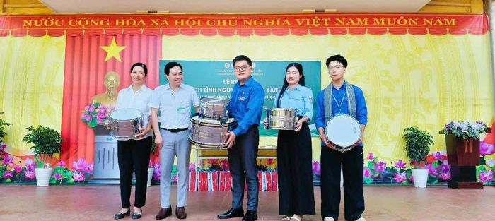 Tặng trống đội TNTP cho Trường TH và THCS Tân Hương.