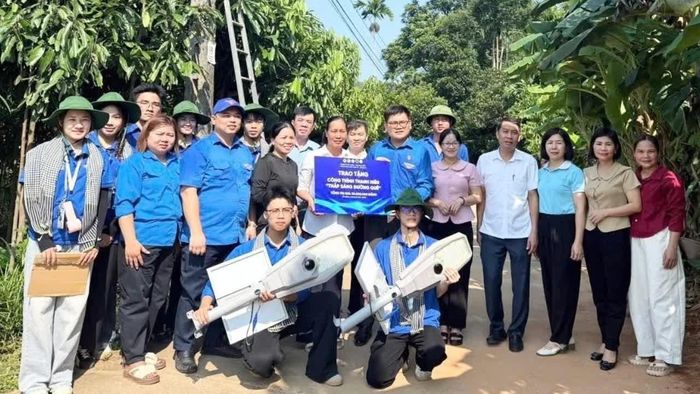 Trao tặng công trình thắp sáng đường quê cho thôn Loan Thượng.