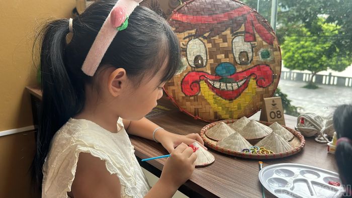 “Chạm văn hóa” thu hút các bạn nhỏ.
