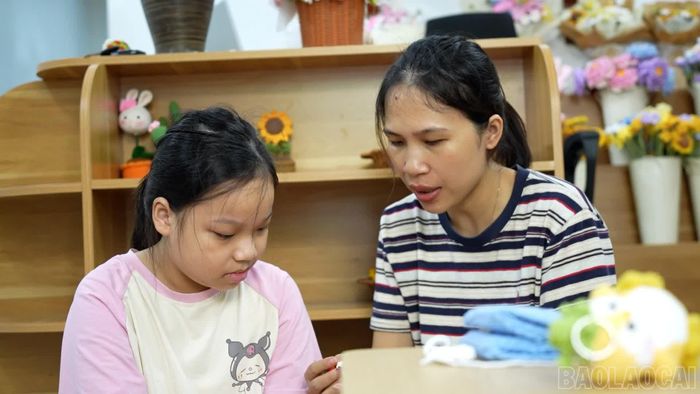 Các bạn nhỏ tham gia học móc len.