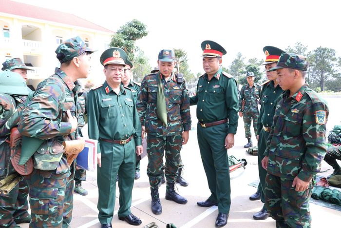 Trung tướng Lê Xuân Thế, Tư lệnh Quân khu 7 trò chuyện, động viên chiến sĩ tại Trung đoàn Bộ binh 994B