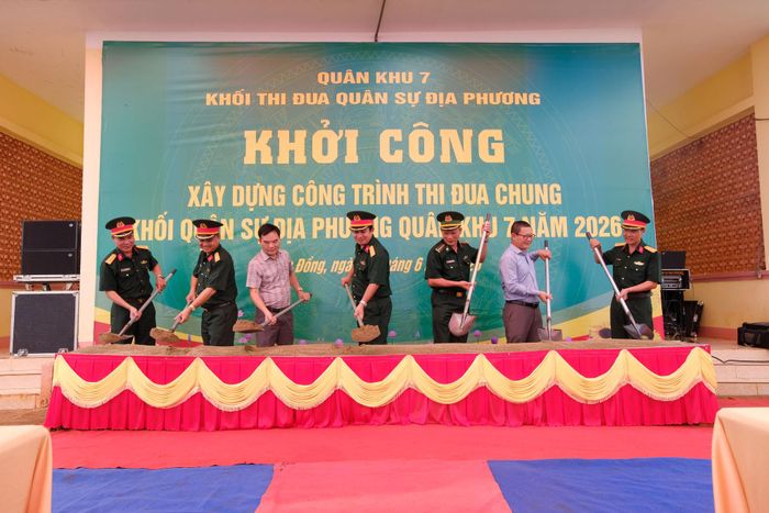 Khối thi đua quân sự địa phương Quân khu 7 khởi côngnâng cấp đường từ Cửa khẩu Đắk Peur đến chốt dân quân xã Thuận An