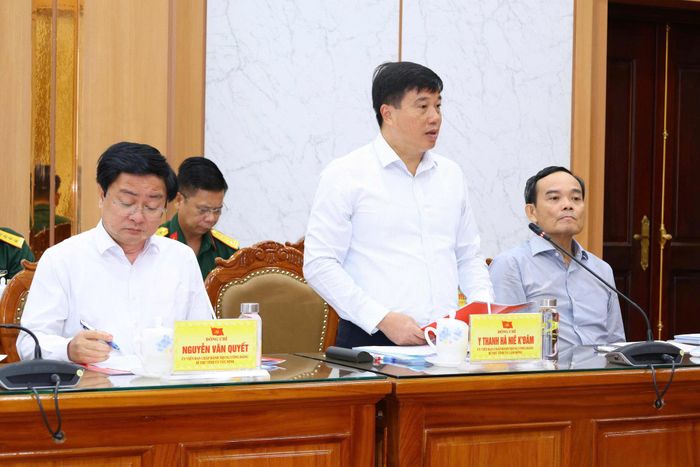 Đồng chí Y Thanh Hà Niê Kđăm, Ủy viên Ban Chấp hành Trung ương Đảng, Bí thư Tỉnh ủy Lâm Đồng dự hội nghị sơ kết 6 tháng hoạt động của Quân khu 7