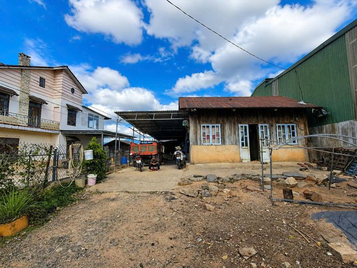 Căn nhà xuống cấp của gia đình ông Kon Sa Khen Đi ở thôn Liêng Bông, xã Lạc Dương