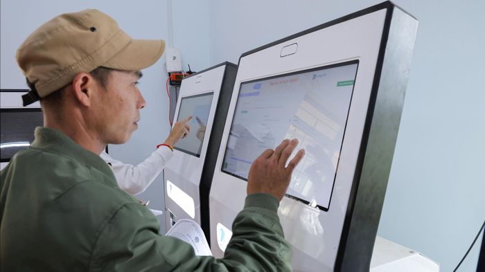 Người dân làm thủ tục hành chính tại Trung tâm phục vụ hành chính công xã Tà Hine