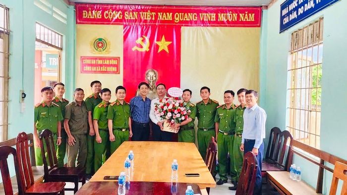 Lãnh đạo xã Bắc Ruộng thăm, động viên cán bộ, chiến sĩ công an xã