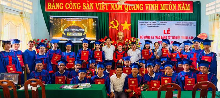 Lễ trao bằng tốt nghiệp trung cấp nghề cho học viên