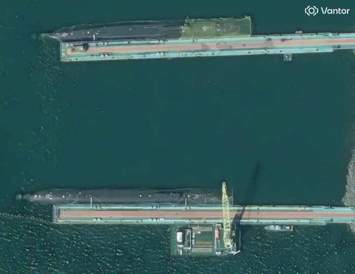 Tàu ngầm hạt nhân lớp Borei và Borei-A được che bằng khung lưới chống drone tại căn cứ Kamchatka. Ảnh: Naval News