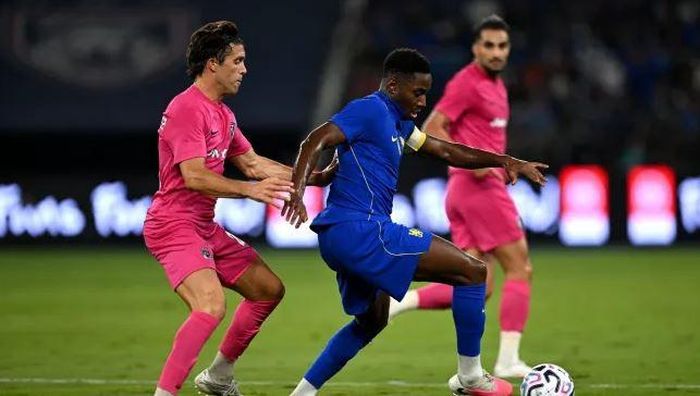 Dario Essugo bất ngờ khi được trao băng thủ quân Chelsea.