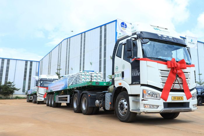 Lô sản phẩm nhôm thỏi đầu tiên của Việt Nam được xuất bán ngay tại lễ công bố