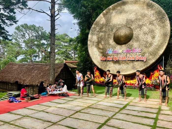 Chương trình diễn ra trong không gian Sắc màu văn hóa các dân tộc tỉnh Lâm Đồng