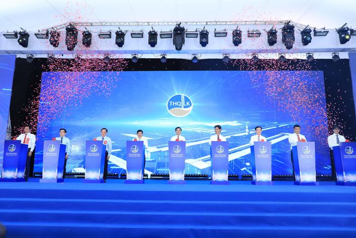 Các đại biểu thực hiện nghi thức công bố sản phẩm nhôm thỏi đầu tiên tại Việt Nam