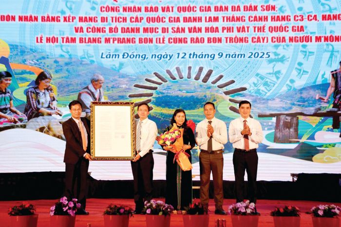 Đồng chí Phạm Định Phong, Phó Cục trưởng Cục Di sản văn hóa trao Bằng công nhận Bảo vật Quốc gia Đàn đá Đắk Sơn