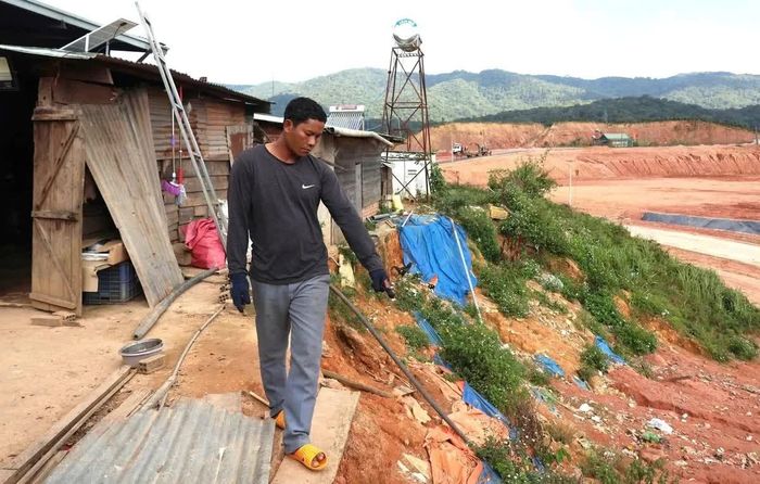 Anh M’Bon Ha Mên, sinh sống tại khu dân cư K’Nớ 5 bày tỏ sự bất an khi tình trạng sạt lở càng ăn sâu vào phần đất nhà ở của gia đình
