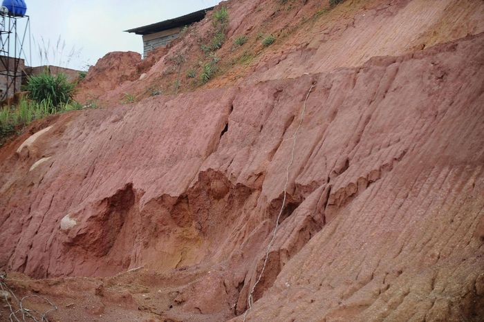 Nhiều đoạn taluy âm phía sau khu dân cư loang lổ những vệt sạt mới