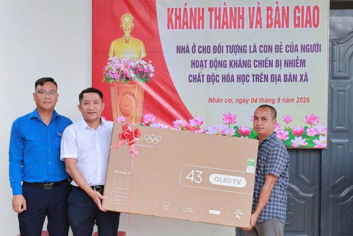 Lãnh đạo Đảng ủy xã Nhân Cơ trao tặng quà tới hộ dân được hỗ trợ xây dựng nhà mới thuộc Chương trình xóa nhà tạm, nhà dột nát cho con đẻ của người hoạt động kháng chiến bị nhiễm CĐHH