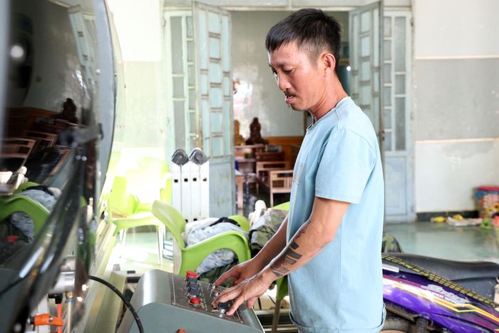 Anh Lý Quốc Phú được vay vốn ngân hàng chính sách để mở xưởng sản xuất cửa nhôm kính