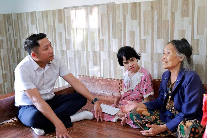 Bà Lê Thị Đảng xúc động khi được hỗ trợ sửa chữa lại căn nhà đã xuống cấp, cũ kỹ