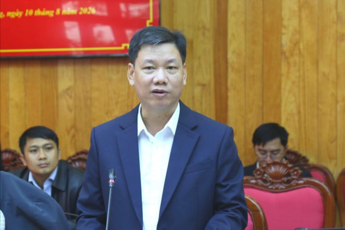 Giám đốc Sở Nội vụ Lâm Đồng Đỗ Văn Chung thông qua các quyết định của Chủ tịch UBND tỉnh đối với công tác cán bộ