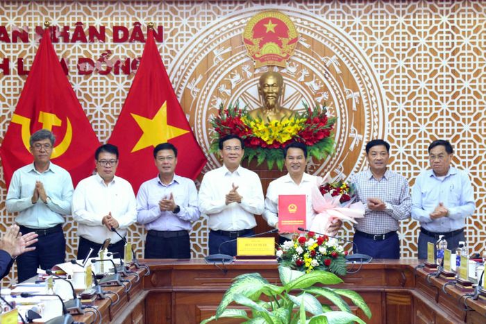 Tập thể lãnh đạo UBND tỉnh Lâm Đồng ghi nhận những đóng góp, cống hiến của ông Nguyễn Nhân Bản trong quá trình hơn 26 năm công tác