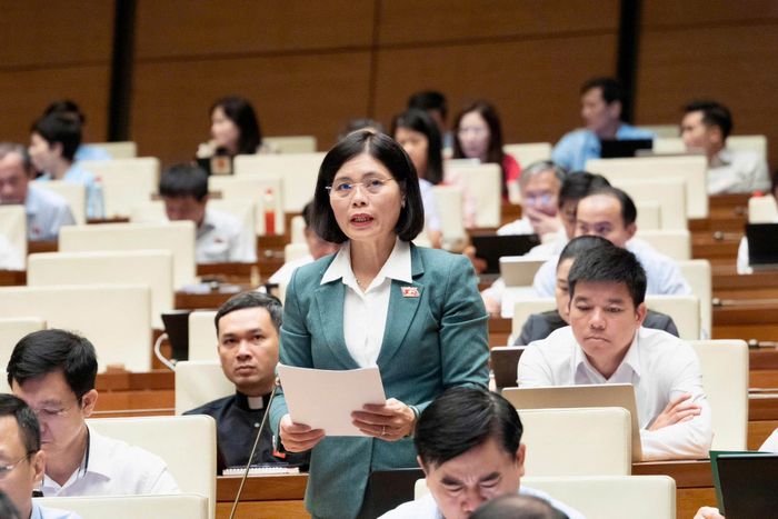 Đại biểu Trần Thị Oanh, Đoàn Đại biểu Quốc hội tỉnh Lâm Đồng nêu ý kiến tại phiên thảo luận