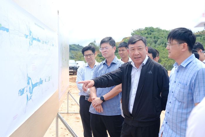 Đồng chí Bùi Thắng, Phó Bí thư Tỉnh ủy Lâm Đồng kiểm tra thực tế tại các vị trí nút giao và khu tái định cư trên địa bàn xã Đạ Huoai