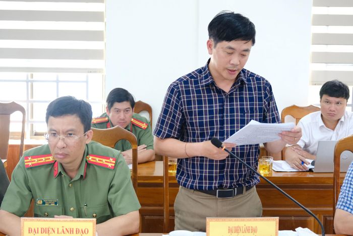 Ông Võ Ngọc Minh Phát, Phó Giám đốc Ban Quản lý dự án Đầu tư xây dựng số 1 báo cáo tiến độ thực hiện dự án tại buổi làm việc